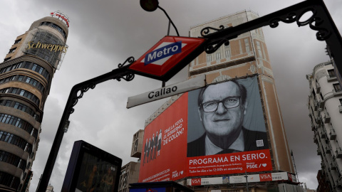 Un cartel electoral gigante del candidato del PSOE a la Presidencia de la Comunidad de Madrid, Ángel Gabilondo, en la fachada de uno de los edificios de la madrileña plaza de Callao. EFE/Mariscal