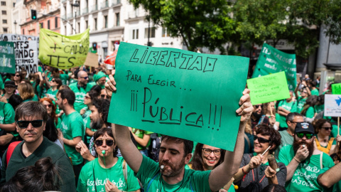 Decenas de personas durante una concentración por la educación pública, frente a la Consejería de Educación, a 21 de mayo de 2024, en Madrid.