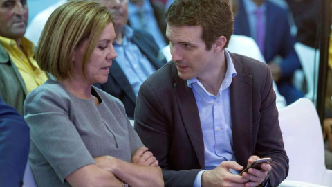 Pablo Casado charla con María Dolores de Cospedal durante un acto del PP en mayo de 2018. (RAÚL SANCHIDRÍAN | EFE)