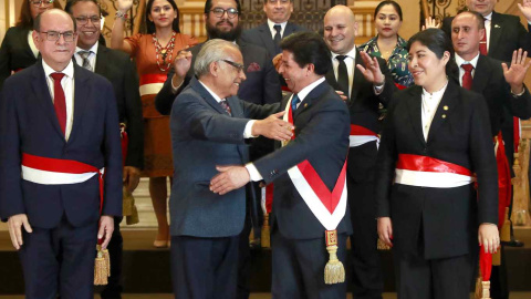 Fotografía cedida por la Presidencia del Perú que muestra al presidente Pedro Castillo (c) mientras saluda al ex primer ministro Aníbal Torres (2-i) y rodeado de su nuevo gabinete de ministros, en Lima