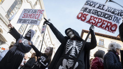 Cientos de sanitarios asisten a una concentración convocada por el sindicato Amyts en apoyo de la huelga de médicos y pediatras en toda la Atención Primaria de Madrid.