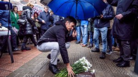 Bilbao coloca su primera placa en una calle en recuerdo de una víctima de ETA