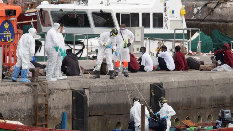 Un cayuco con 72 inmigrantes a bordo, uno de ellos fallecido y tres en estado grave, ha llegado este miércoles al puerto de los Cristianos, en Tenerife.