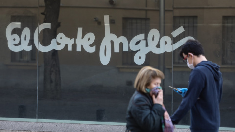 Una mujer y un joven pasan al lado de uno de los centros del Corte Inglés de Madrid. E.P./Marta Fernández