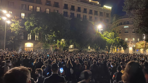 Centenars de persones protesten a la plaça de la Catedral contra el desallotjament de la Casa Buenos Aires. Arran.