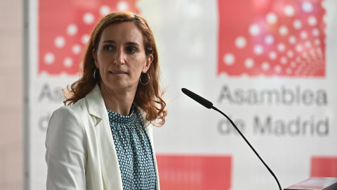 La diputada de Más Madrid a la Asamblea de Madrid Mónica García hace una declaración a la prensa antes de asistir a la primera jornada del debate de investidura de la presidenta electa a la Comunidad Isabel Díaz Ayuso este jueves.