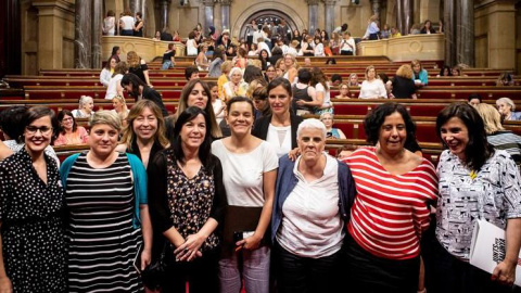 Representants de diversos partits que configuren l'actual Mesa del Parlament, aquest dilluns, que acull un ple simbòlic amb seixanta diputades i representants d'entitats feministes. EFE / Enric Fontcoberta