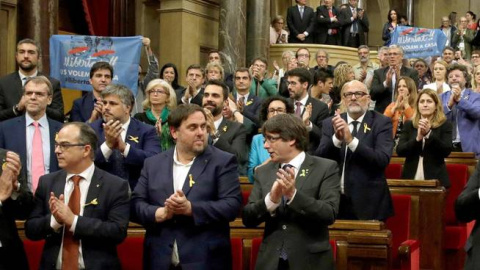 Carles Puigdemont y Oriol Junqueras, aplauden junto a los diputados de JxSí y la CUP. EFE