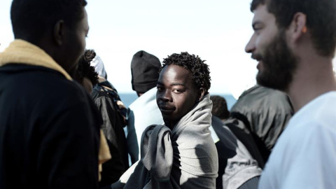 Migrantes en el buque Aquarius justo antes de desembarcar en València EFE/EPA/MSF