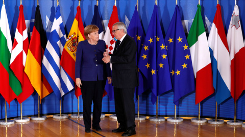 El presidente de la Comisión Europea, Juncker, junto a la canciller alemana, Angela Merkel. / REUTERS