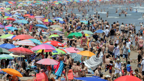 La playa de la Malvarrosa, en Valencia, saturada de bañistas el pasado fin de semana. EFE