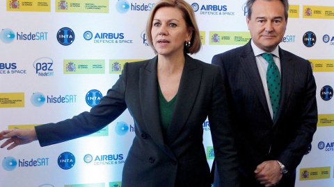 Dolores de Cospedal junto a su secretario de Estado, Agustín Conde. EFE/Archivo