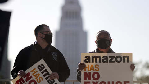 Varias personas protestan en apoyo de los esfuerzos de sindicalización de los trabajadores Amazon en Alabama