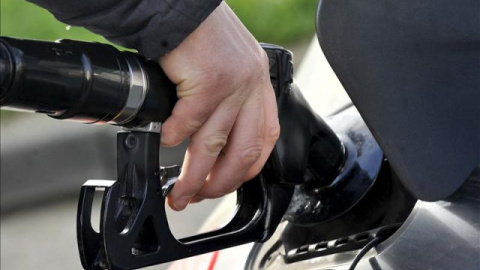 Un hombre repostando combustible en una gasolinera. EFE/Archivo