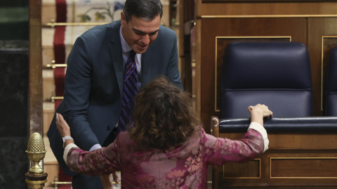 El presidente del Gobierno, Pedro Sánchez (i), felicita a la ministra de Hacienda y Función Pública, María Jesús Montero (d), durante la última jornada de debate y votación de los presupuestos en el pleno del Congreso, este jueves