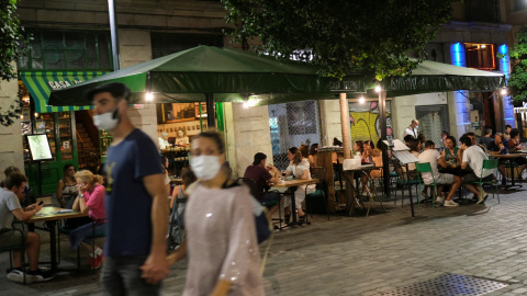 Terraza de un restaurante en Barcelona, en julio.