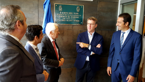 Alfonso Villares (d) y Feijóo durante un acto en Cervo