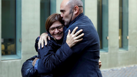 Xavier Vendrell abraza a su pareja tras ser puesto en libertad.