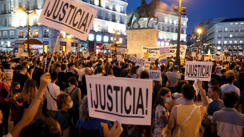 Cientos de personas se congregan el la madrileña Puerta del Sol para pedir fin a la violencia homófoba y contra el colectivo LGTBIQ+, este miércoles.