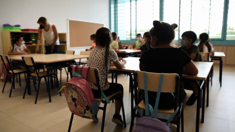 Una profesora junto con alumnos de Educación Primaria en una de las aulas del colegio Les Arts (en Valencia), de reciente construcción, durante el primer día del curso escolar 2021-2022 en el País Valencià. E.P./Jorge Gil