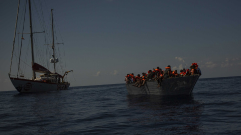 El velero Astral, de la ONG Open Arms avisó a la Guardia Costera italiana y acompañó a la barcaza hasta que fueron rescatados y trasladados a la isla de Lampedusa.