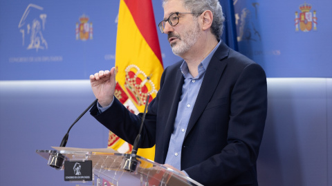 El portavoz económico de Sumar, Carlos Martín, durante una rueda de prensa, a 5 de marzo de 2024.