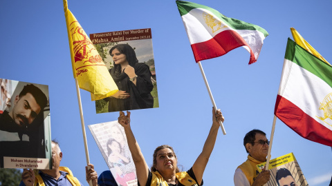 Varias personas se manifiestan con banderas de Irán y retratos de Mahsa Amini en apoyo a las protestas en el país, frente al Capitolio de los Estados Unidos