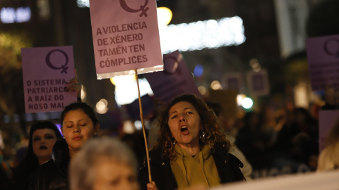 14/09/2024 Varias personas muestran carteles, durante la marcha por la eliminación de la violencia contra las mujeres, en Vigo. Foto de archivo.