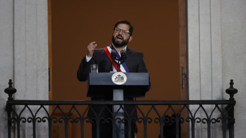 Gabriel Boric pronuncia su primer discurso como presidente de Chile desde el balcón del Palacio La Moneda.- Alberto Valdes / EFE