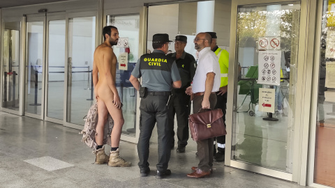 El joven nudista Alejandro Colomar trata de acceder desnudo a los juzgados de València.