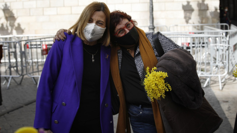 La expresidenta del Parlament Carme Forcadell y la exconsellera Dolors Bassa, durante un acto electoral sobre feminismo en la plaza Sant Jaume de Barcelona, Catalunya (España) a 3 de febrero de 2021.