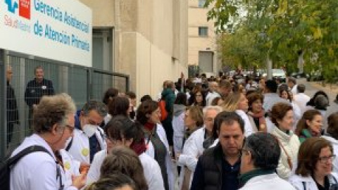 Médicos de familia y pediatras se congregan para dar inicio a otra huelga indefinida: "Los pacientes no son churros"