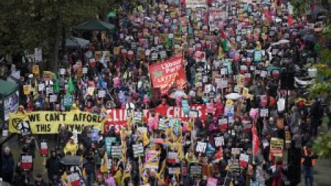 Miles de activistas protestan en Londres por el coste de la vida y exigen elecciones