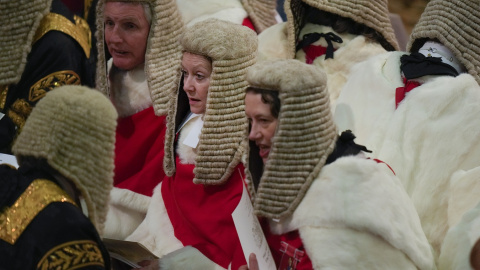 Varios miembros de la Cámara de los Lores charlan antes de la ceremonia de Apertura del Parlamento, el pasado mayo, en Londres. E.p./dpa/Alastair Grant