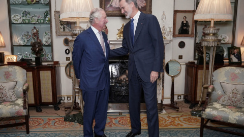 El rey Carlos III charla con Felipe VI, en su reciente encuentro en Clarence House, en Londres. REUTERS/Yui Mok/Pool