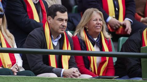 El presidente de la Junta de Andalucía, Juanma Moreno, junto a la alcaldesa de Marbella, María Ángeles Muñoz, durante el homenaje a Manolo Santana en el Club de Tenis Puente Romano, en marzo de 2022. E.P./Joaquin Corchero