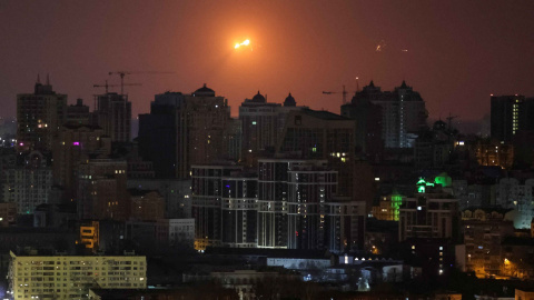 Una explosión de un misil se ve en el cielo sobre la ciudad de Kiev (Ucrania)durante un ataque con misiles rusos, en medio del ataque de Rusia a Ucrania, el 24 de marzo 2024.