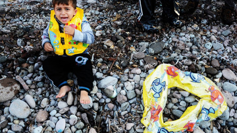 Un niño llora a su llegada a la costa de Lesbos.