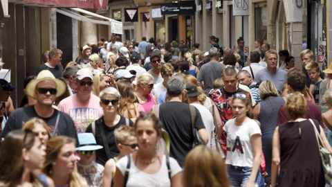 Turistas pasean por la céntrica calle de San Miguel en Palma. EFE