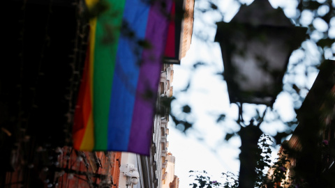 Una bandera LGTBI en el madrileño barrio de Malasaña. REUTERS/Susana Vera