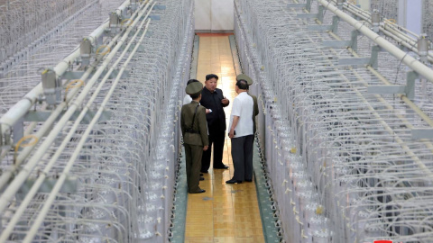 El líder norcoreano Kim Jong-un recorre las instalaciones de una base de producción de materiales nucleares aptos para armas, a 13 de septiembre de 2024.