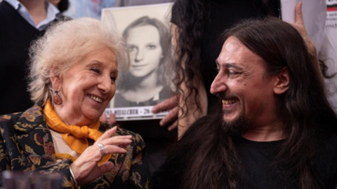 El argentino Javier Matias Darroux (d), de 41 años, y Estela de Carlotto (i), presidenta de Abuelas Plaza de Mayo, ofrecen una rueda de prensa este jueves, en Buenos Aires (Argentina). Darroux es el "nieto 130" robado por la dictadura argentina (1976-198