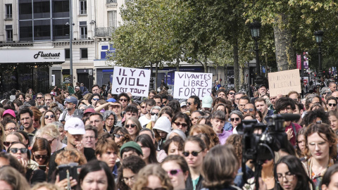 Personas portan pancartas con los mensajes 'Hay violación, eso es todo' y 'Vivas, libres y fuertes' durante una manifestación feminista también en apoyo a Gisele Pelicot