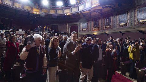 Imagen del momento en que los asistentes alzaron un libro de Almudena Grandes.