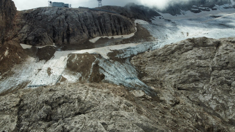 16/9/24 El glaciar de la Marmolada, el mayor del macizo alpino de las Dolomitas, en el norte de Italia, ha perdido en los últimos cinco años 70 hectáreas de superficie y podría desaparecer en 2040.