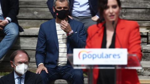 Toni Cantó observa a la presidenta de la Comunidad de Madrid, Isabel Díaz Ayuso, durante la presentación de la candidatura del PP de Madrid para las elecciones a la Asamblea de Madrid en el Auditorio del Parque Lineal del Manzanares, en Madrid (España