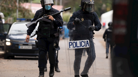 Agentes de la Policía Nacional han intervenido este martes en el campamento humanitario de Las Raíces, en La Laguna (Tenerife).