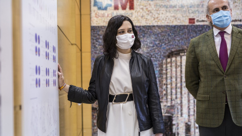 La presidenta de la Comunidad de Madrid, Isabel Díaz Ayuso y el consejero de Sanidad de la Comunidad de Madrid, Enrique Ruiz Escudero durante su visita al Hospital Universitario La Paz, a 6 de abril de 2021, en Madrid (España).