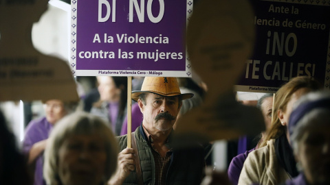 Miles de personas recorren las calles de la capital en la manifestación del 25N por la eliminación de la violencia contra las mujeres, a 25 de noviembre de 2022 en Málaga (Andalucía, España). Miles de personas han participado en las manifestaciones c