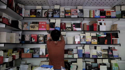 Un hombre coloca una de las casetas de la Feria del Libro, a 9 de septiembre de 2021, en Madrid (España).